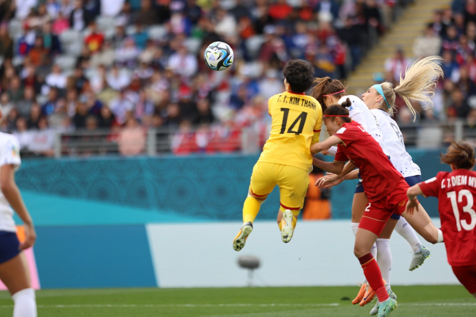 Thủ môn Kim Thanh bay người cản phá pha hãm thành của đội tuyển Mỹ. (Ảnh: TTXVN phát)