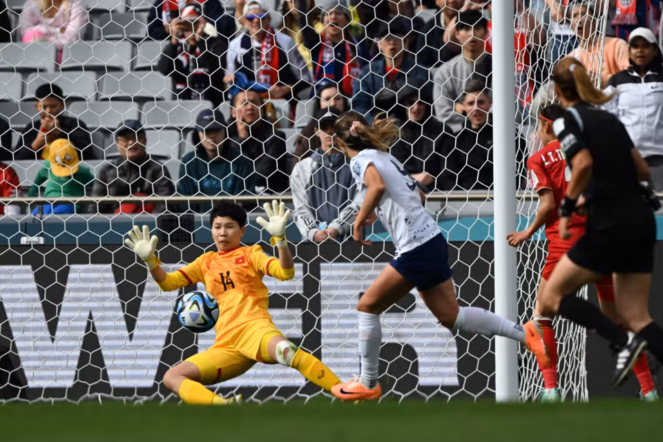 Thủ thành Trần Thị Kim Thanh cứu thua cho khung thành Việt Nam trong một pha lên bóng của tuyển Mỹ. (Ảnh: AFP/TTXVN)