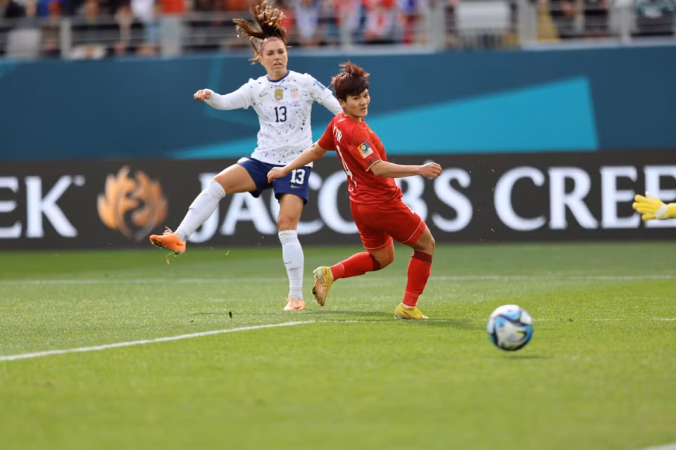Cầu thủ Alex Morgan (13, Mỹ) dứt điểm về phía cầu môn Đội tuyển Nữ Việt Nam. (Ảnh: TTXVN phát)
