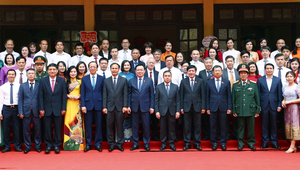 Chủ tịch Quốc hội Vương Đình Huệ chụp ảnh lưu niệm với đại biểu, giáo viên và học sinh Trường Hữu nghị T78. (Ảnh: Doãn Tấn/TTXVN)