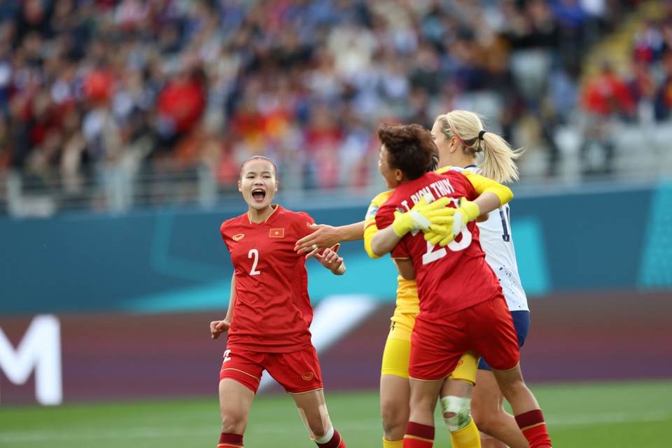 Niềm vui của các cầu thủ Việt Nam sau khi Thủ môn Kim Thanh cản phá thành công quả 11m. (Ảnh: TTXVN phát)