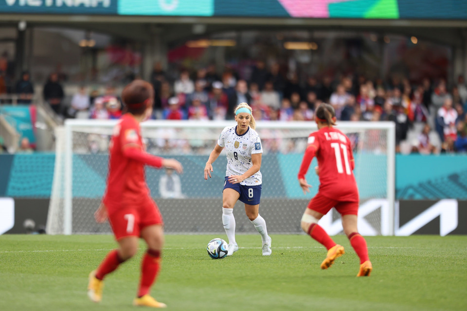 Cầu thủ Julie Ertz (số 8, Mỹ) đang cầm bóng ở giữa sân. (Ảnh: TTXVN phát)