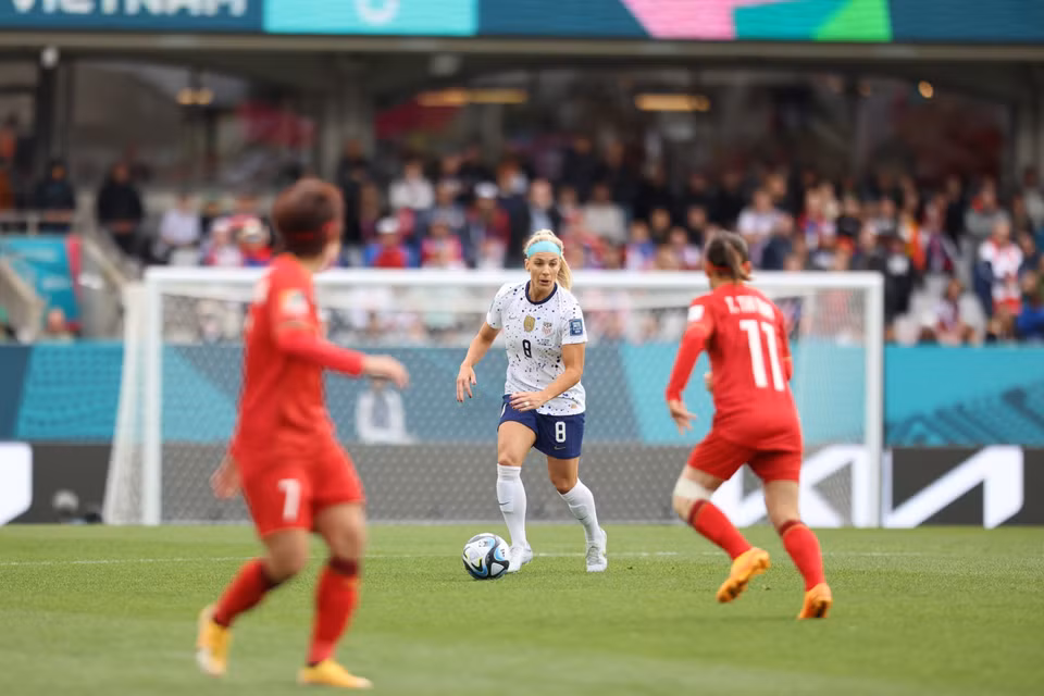 Cầu thủ Julie Ertz (số 8, Mỹ) đang cầm bóng ở giữa sân. (Ảnh: TTXVN phát)