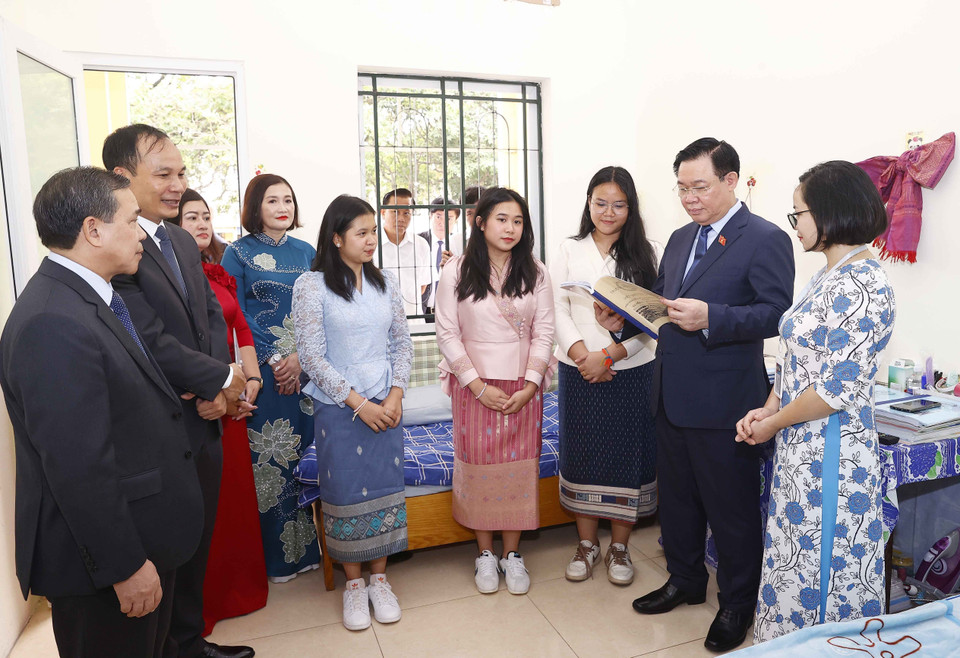 Chủ tịch Quốc hội Vương Đình Huệ đến thăm ký túc xá của du học sinh Lào. (Ảnh: Doãn Tấn/TTXVN)