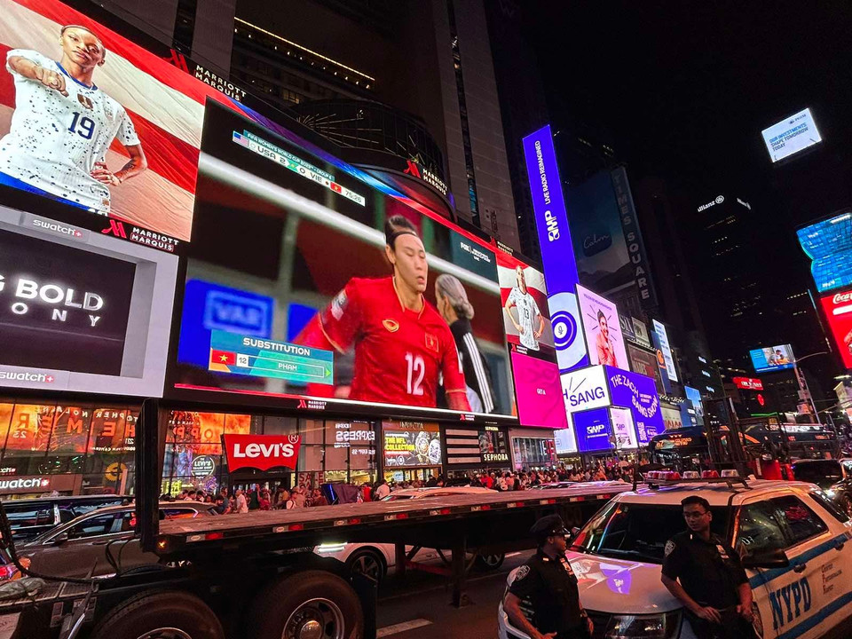 Hình ảnh trận đấu bóng đá giữa Đội tuyển Nữ Việt Nam và Đội tuyển Mỹ được Truyền hình Mỹ livestreams tại Quảng trường Thời đại New York đã thu hút đông đảo người xem. (Ảnh: Trần Thanh Tuấn/TTXVN)