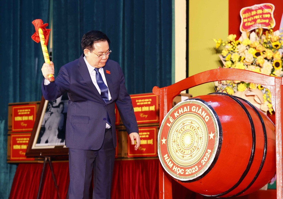 Chủ tịch Quốc hội Vương Đình Huệ đánh trống Khai giảng Năm học mới tại Trường Hữu nghị T78. (Ảnh: Doãn Tấn/TTXVN)