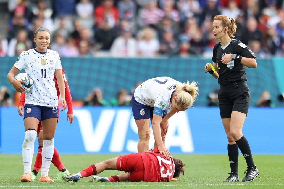Đội trưởng Lindsey Horan (10, Mỹ) nhận thẻ vàng sau pha phạm lỗi với Tiền vệ Bích Thuỳ (23, Việt Nam). (Ảnh: TTXVN phát)