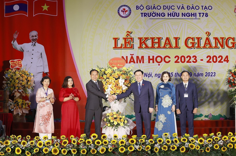 Chủ tịch Quốc hội Vương Đình Huệ chúc mừng Trường Hữu nghị T78. (Ảnh: Doãn Tấn/TTXVN)