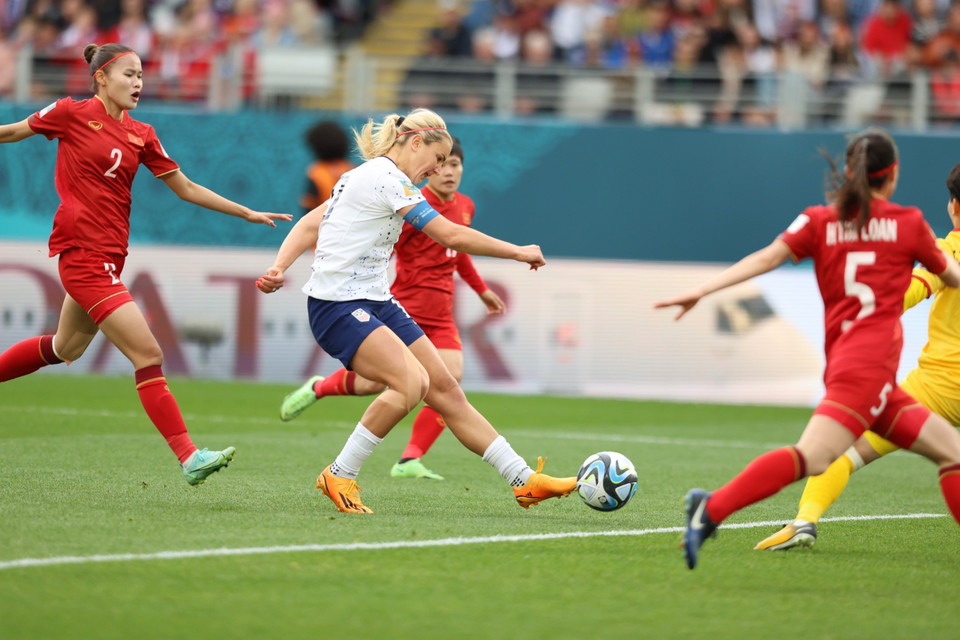 Đội trưởng Lindsey Horan (Mỹ) thực hiện cú dứt điểm trong vòng cấm Đội tuyển Nữ Việt Nam. (Ảnh: TTXVN phát)