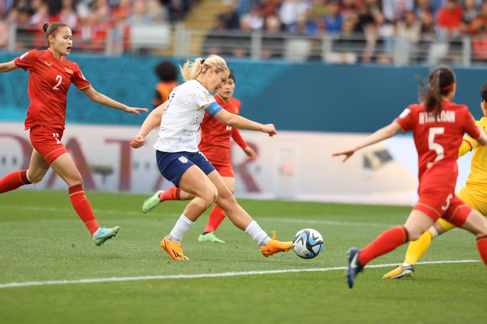 Đội trưởng Lindsey Horan (Mỹ) thực hiện cú dứt điểm trong vòng cấm Đội tuyển Nữ Việt Nam. (Ảnh: TTXVN phát)