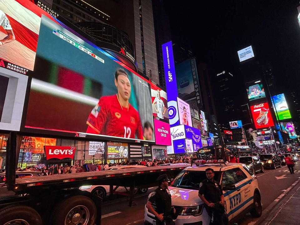 Hình ảnh trận đấu bóng đá giữa Đội tuyển Nữ Việt Nam và Đội tuyển Mỹ được Truyền hình Mỹ livestreams tại Quảng trường Thời đại New York đã thu hút đông đảo người xem. (Ảnh: Trần Thanh Tuấn/TTXVN)