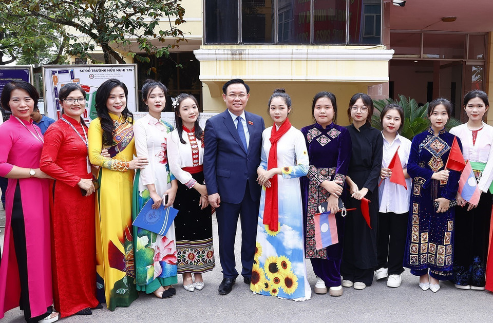 Chủ tịch Quốc hội Vương Đình Huệ với học sinh và giáo viên Trường Hữu nghị T78. (Ảnh: Doãn Tấn/TTXVN)