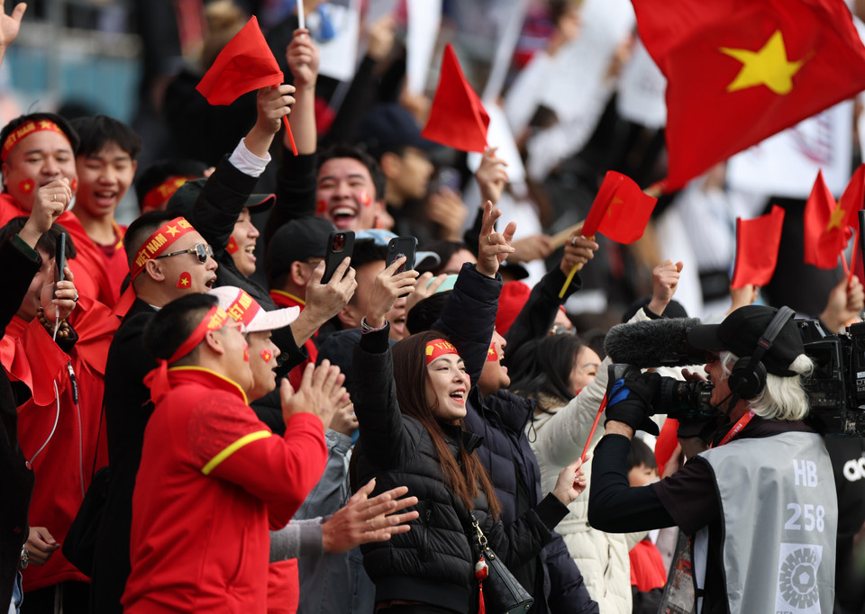 Các cổ động viên Việt Nam hâm nóng bầu không khí trong trận ra quân chào World Cup Nữ 2023 của đội nhà trước Đương kim Vô địch Mỹ, ngày 22/7/2023. (Ảnh: THX/TTXVN)