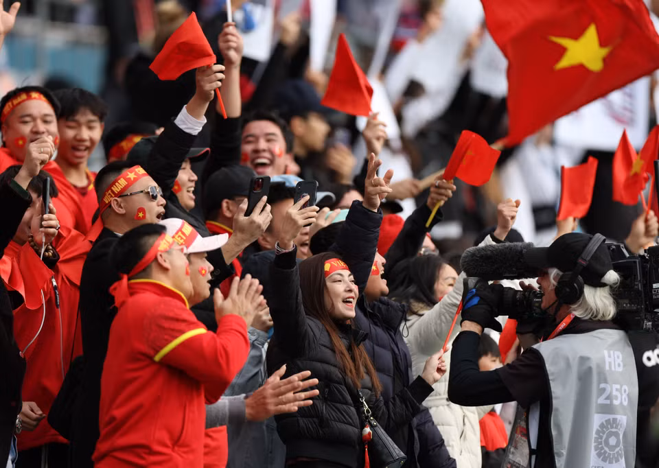 Các cổ động viên Việt Nam hâm nóng bầu không khí trong trận ra quân chào World Cup Nữ 2023 của đội nhà trước Đương kim Vô địch Mỹ, ngày 22/7/2023. (Ảnh: THX/TTXVN)