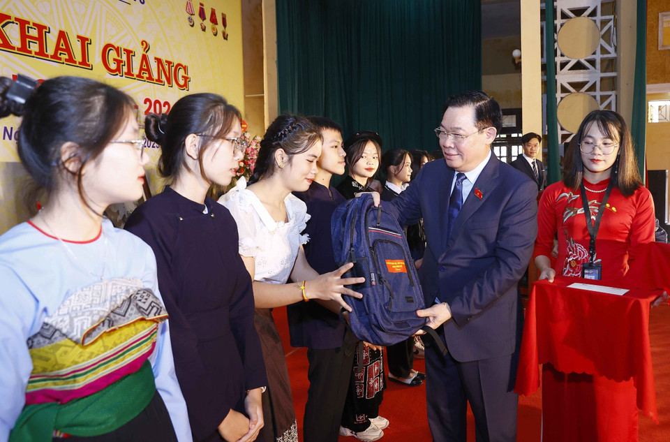 Chủ tịch Quốc hội Vương Đình Huệ tặng quà cho học sinh tiêu biểu. (Ảnh: Doãn Tấn/TTXVN)