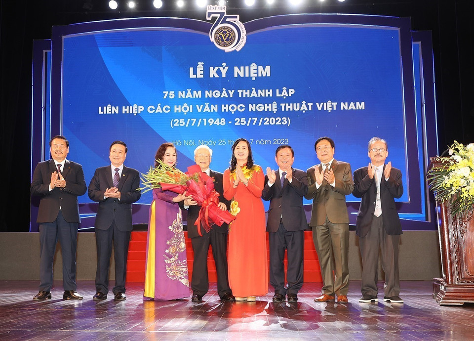 Liên hiệp các Hội Văn học nghệ thuật Việt Nam trao Kỷ niệm chương Vì sự nghiệp Văn học Nghệ thuật và tặng hoa chúc mừng Tổng Bí thư Nguyễn Phú Trọng. (Ảnh: Trí Dũng/TTXVN)