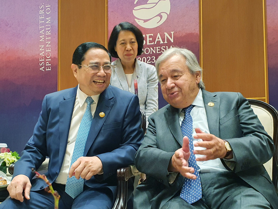 Thủ tướng Phạm Minh Chính trao đổi với Tổng thư ký Liên Hợp Quốc Antonio Guterres. (Ảnh: TTXVN)
