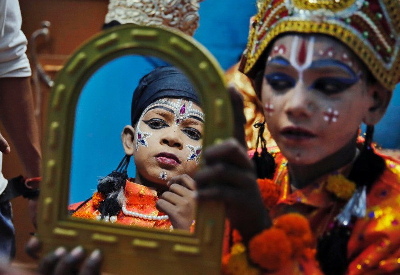 Một người nghệ sỹ trẻ tuổi cầm tấm gương cho một người khác khi họ chuẩn bị cho vở kịch Ramleela truyền thống thuật lại cuộc đời của vị thần Rama của Ấn Độ giáo, chào mừng lễ hội Dussehra vào ngày 1/10. Dịp lễ này kỷ niệm chiến thắng của Rama trước vua quỷ Ravana, đánh dấu chiến thắng của cái thiện trước cái ác.