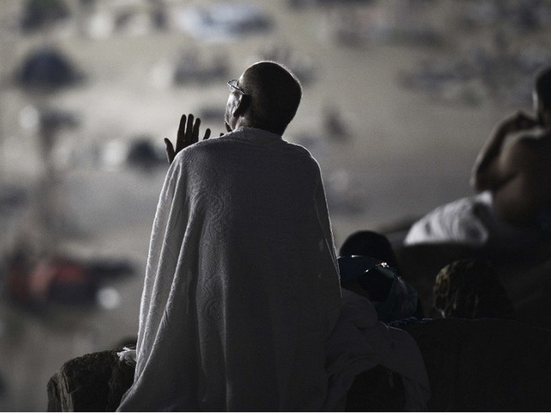 Một người hành hương Hồi giáo cầu nguyện trong nghi lễ Hajj gần thánh địa Mecca. Hơn hai triệu người Hồi giáo tham gia vào cuộc hành hương mỗi năm, và lễ Hajj được coi là một trong năm trụ cột của đạo Hồi.