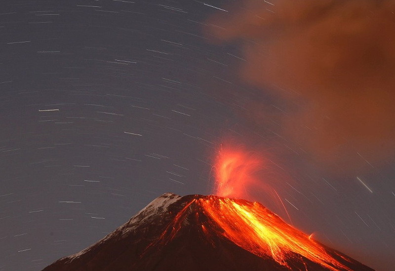 Núi lửa Tungurahua phun ra tro và đá trong một vụ phun trào vào ngày 31/9. Tungurahua có nghĩa là "họng lửa" trong tiếng Quechua bản địa, đã bắt đầu phun trào định kỳ từ năm 1999.