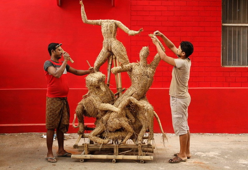 Những thợ thủ công Ấn Độ đang chuẩn bị cho một bức tượng nữ thần Durga Hindu giết quỷ Asura cho lễ hội Durga Puja sắp tới - sự kiện lớn nhất trong năm của Bengal.