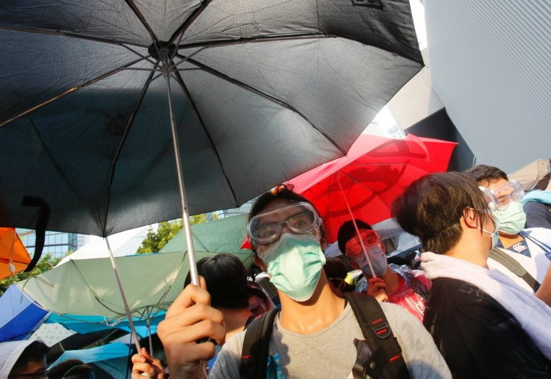 Các nhà hoạt động dân chủ sử dụng những chiếc ô để bảo vệ mình khỏi hơi cay trong cuộc biểu tình, khiến cho nhiều người gọi phong trào này là “cuộc cách mạng ô”. Mục tiêu của những cuộc biểu tình lớn nhất kể từ năm 1997 tới nay là để gây áp lực yêu cầu Trung Quốc cho phép các thuộc địa Anh trước đây thực hiện phổ thông đầu phiếu.