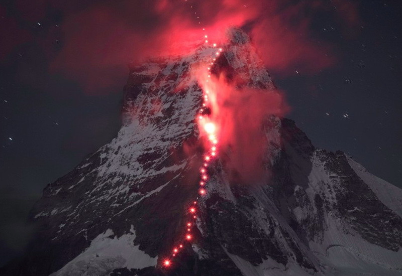Matterhorn, một trong số những đỉnh núi cao nhất của dãy Alps ở Thụy Sỹ đang được chiếu sáng bởi những ngọn đuốc của các nhà leo núi, kỷ niệm 150 năm lần đầu tiên con người chinh phục đỉnh núi này. Matterhorn nổi tiếng trên toàn thế giới và được coi là biểu tượng của dãy núi Alps.