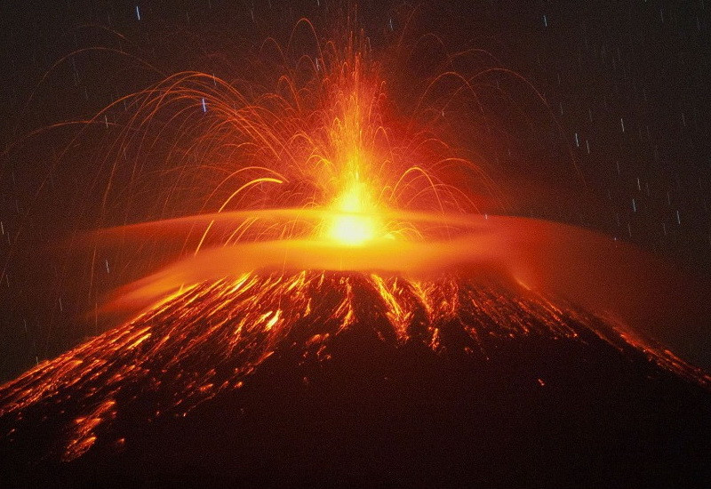 Núi Slamet phun dung nham và khí đốt trong đợt phun trào của nó, được nhìn từ làng Pandansari. Núi lửa phun trào vào sớm ngày thứ Năm 18/9 khiến tro bụi rơi xuống một số làng lân cận. Chính quyền đã cấm mọi hoạt động trong vòng 4km quanh núi Slamet.