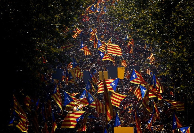 Đoàn người vẫy những lá cờ Estelada của người Catalan trong một cuộc biểu tình kêu gọi độc lập cho Catalonia. Những người có tư tưởng ly khai ở phía đông bắc Tây Ban Nha đã yêu cầu một cuộc bỏ phiếu giành độc lập một tuần sau khi Scotland tổ chức trưng cầu dân y về việc tách khỏi Vương quốc Anh.