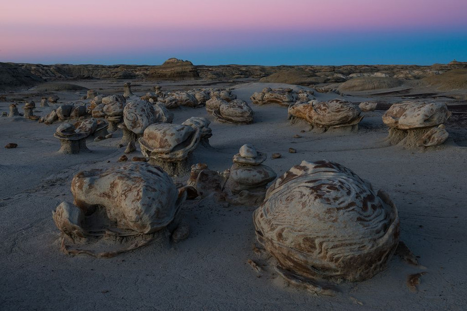 Rạng đông ở vùng hoang dã Bisti/De-Na-Zin, New Mexico. (Nguồn: NatGeo)