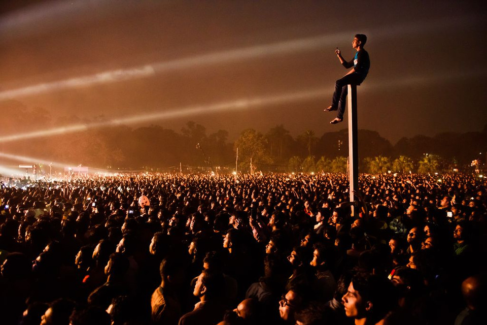 Vị trí tốt nhất. Một người đàn ông đã tìm được vị trí tốt nhất để xem buổi hòa nhạc tại Dhaka kỷ niệm ngày chiến thắng lần thứ 46 của Bangladesh. (Nguồn: NatGeo)