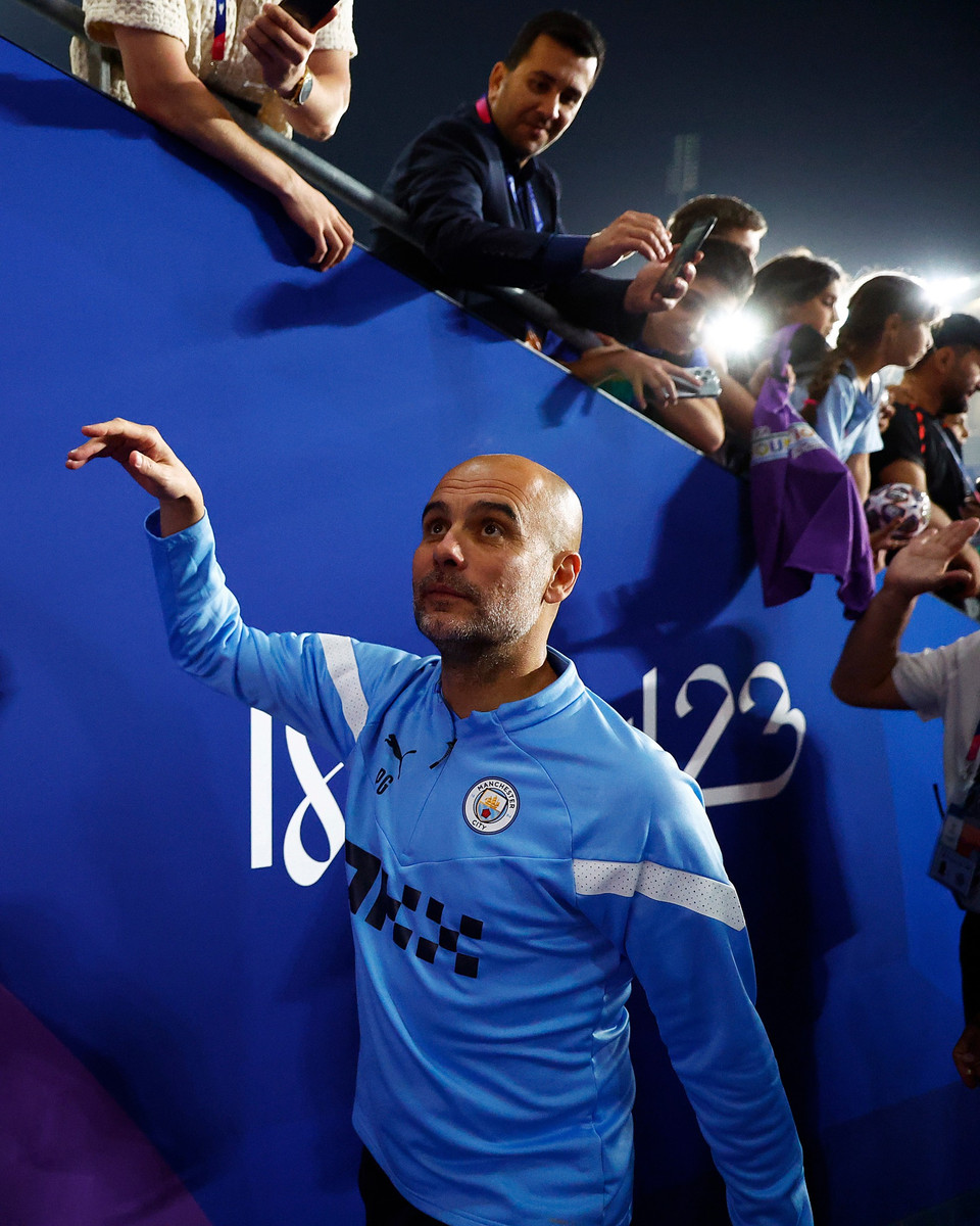 HLV Pep Guardiola được người hâm mộ chào đón khi bước ra sân đấu. (Nguồn: UEFA)