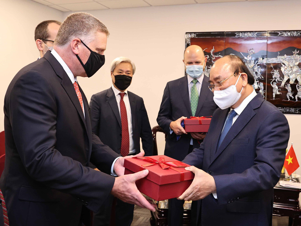 Chủ tịch nước Nguyễn Xuân Phúc tặng quà lưu niệm cho Tập đoàn Next Decade. (Ảnh: Thống Nhất/TTXVN)