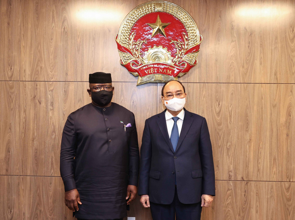 Chủ tịch nước Nguyễn Xuân Phúc gặp Tổng thống Sierra Leone Julius Maada Bio. (Ảnh: Thống Nhất/TTXVN)