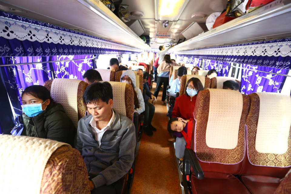 Người dân tấp nập rời Thủ đô về quê ăn Tết. (Ảnh: Minh Quyết/TTXVN)