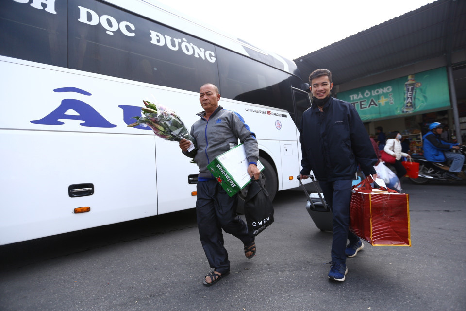 Người dân tấp nập rời Thủ đô về quê ăn Tết. (Ảnh: Minh Quyết/TTXVN)