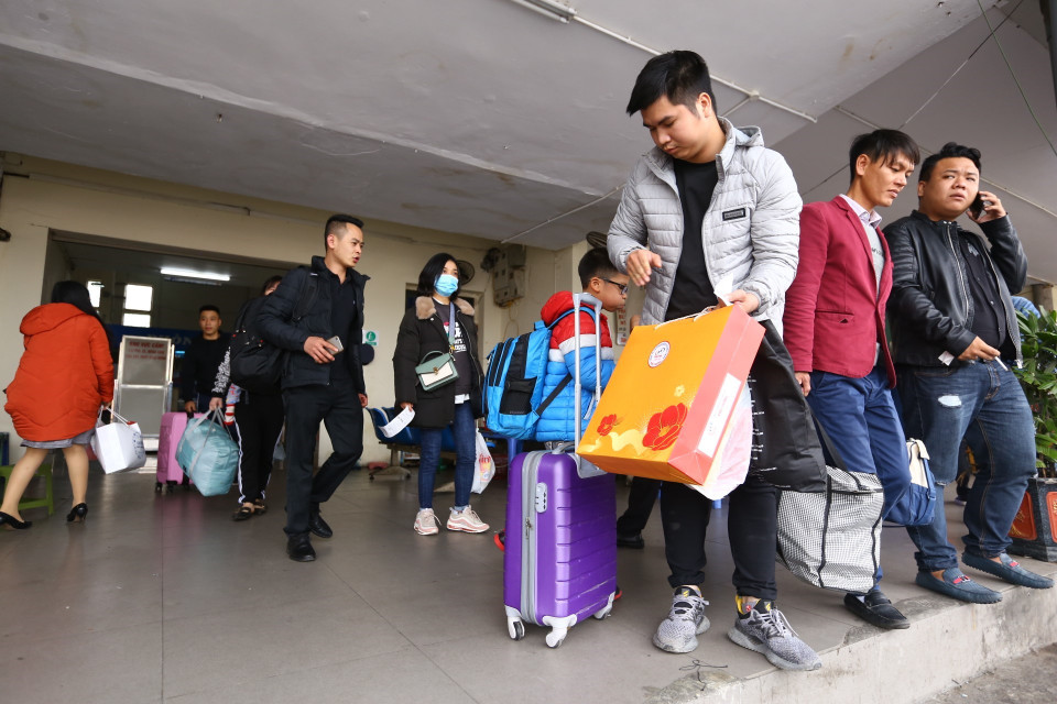 Người dân tấp nập rời Thủ đô về quê ăn Tết. (Ảnh: Minh Quyết/TTXVN)