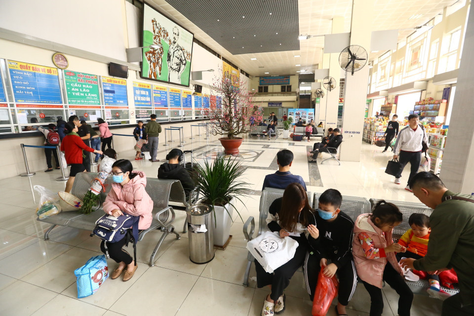 Người dân tấp nập rời Thủ đô về quê ăn Tết. (Ảnh: Minh Quyết/TTXVN)