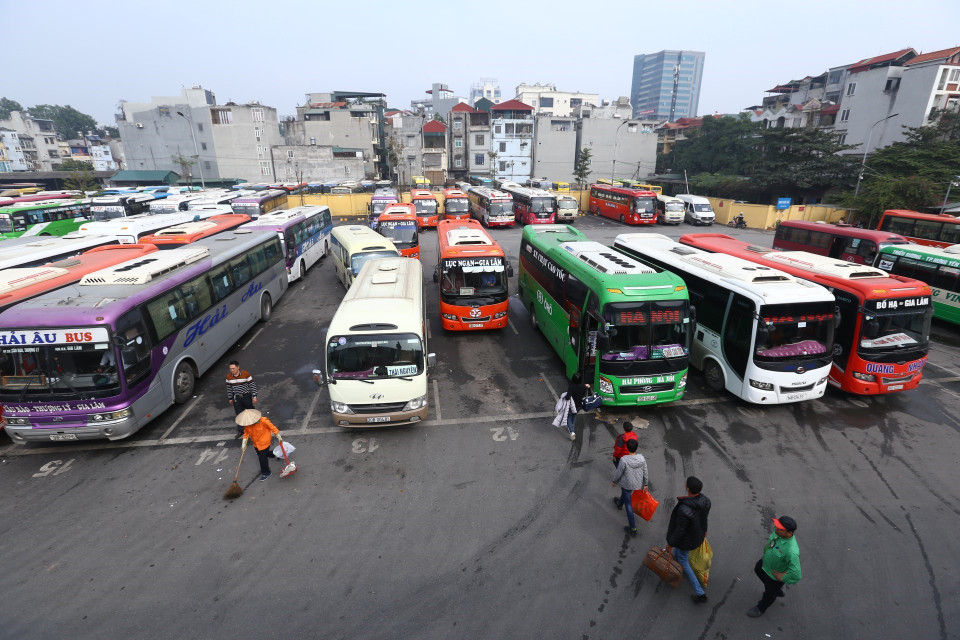 Người dân tấp nập rời Thủ đô về quê ăn Tết. (Ảnh: Minh Quyết/TTXVN)