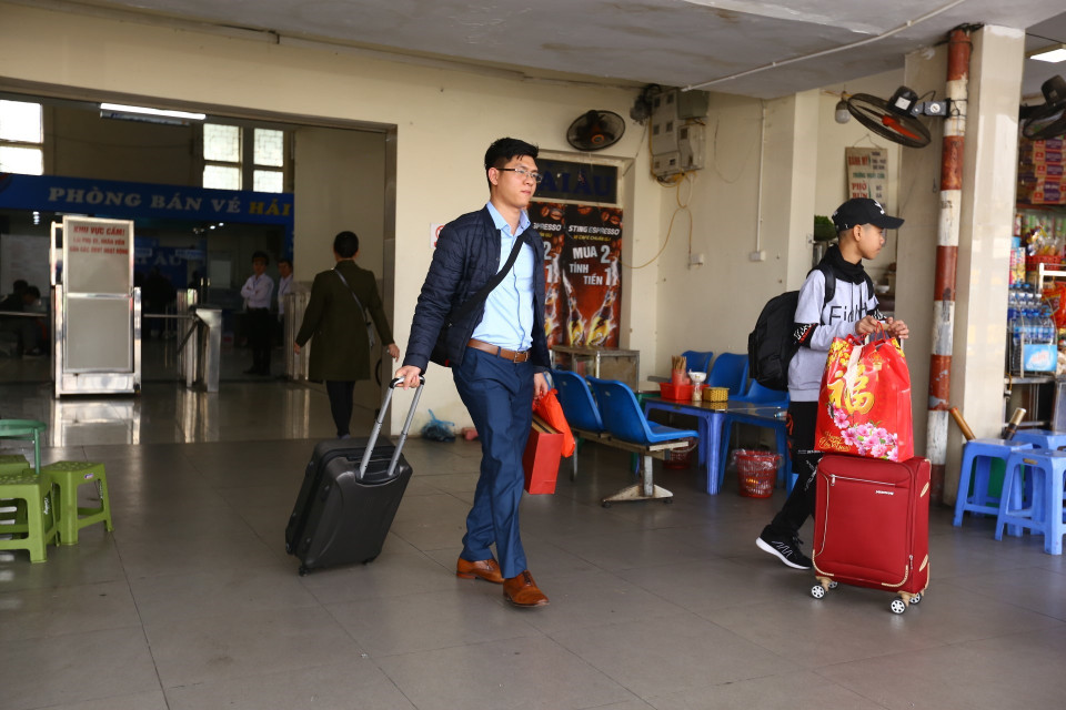 Người dân tấp nập rời Thủ đô về quê ăn Tết. (Ảnh: Minh Quyết/TTXVN)