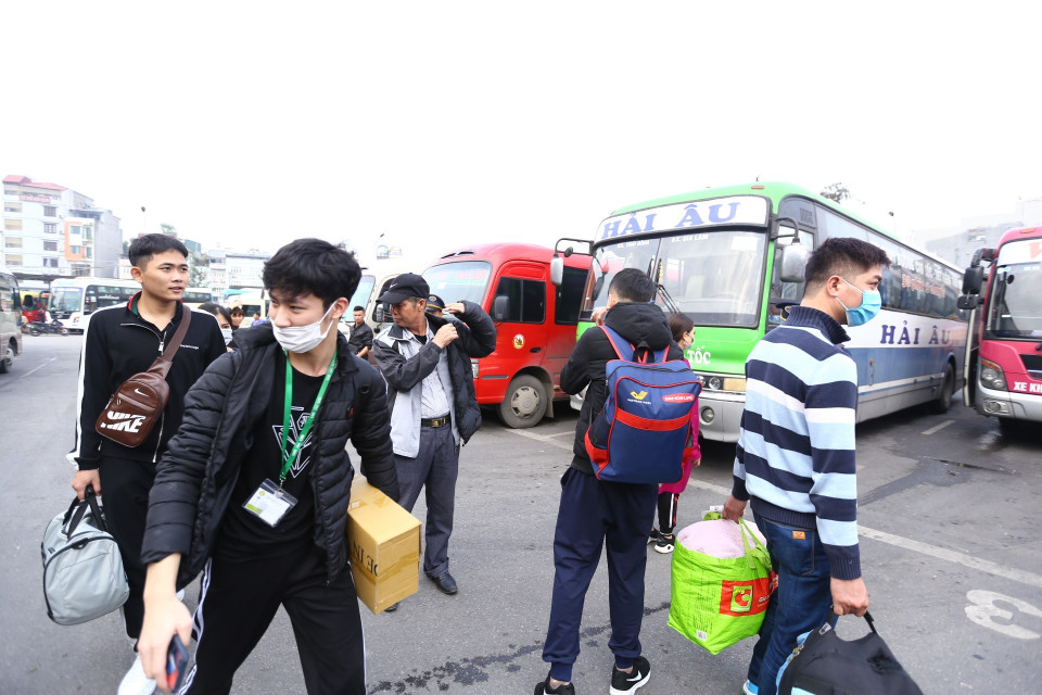 Người dân tấp nập rời Thủ đô về quê ăn Tết. (Ảnh: Minh Quyết/TTXVN)