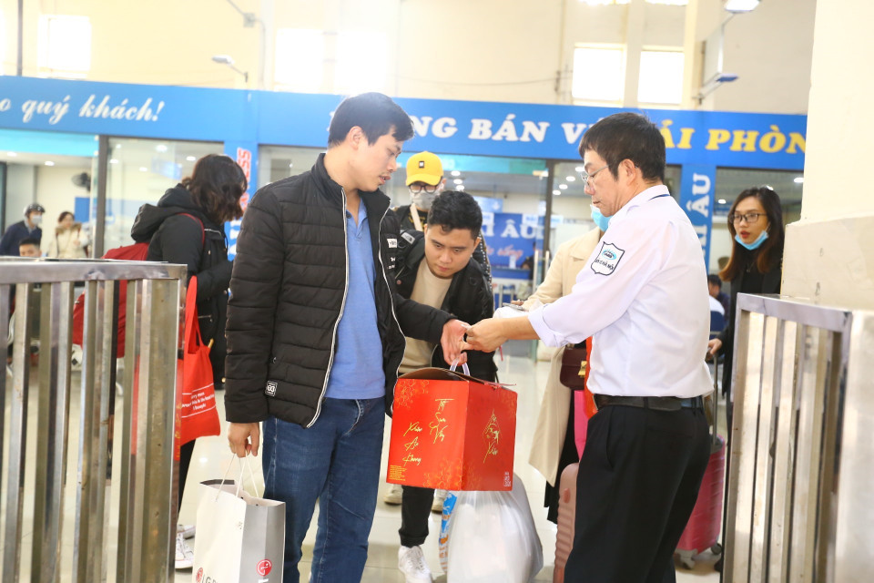 Người dân tấp nập rời Thủ đô về quê ăn Tết. (Ảnh: Minh Quyết/TTXVN)