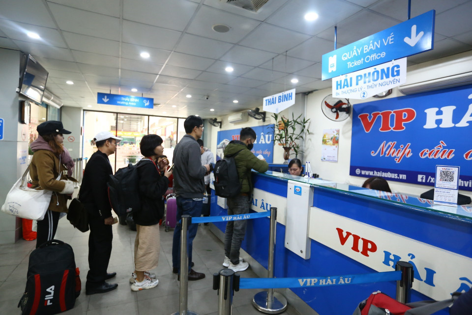 Người dân tấp nập rời Thủ đô về quê ăn Tết. (Ảnh: Minh Quyết/TTXVN)