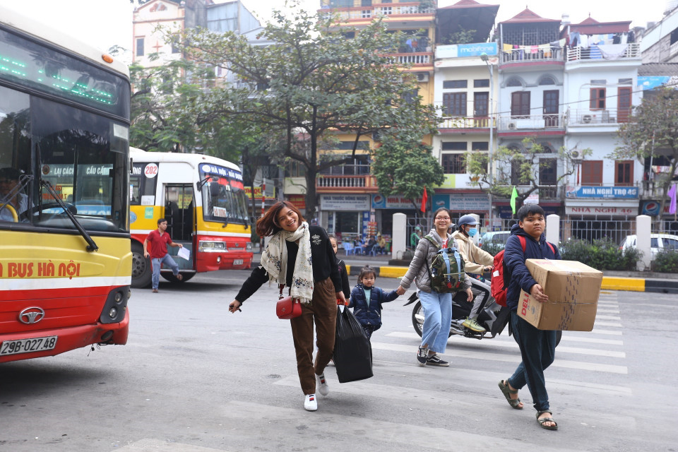 Người dân tấp nập rời Thủ đô về quê ăn Tết. (Ảnh: Minh Quyết/TTXVN)