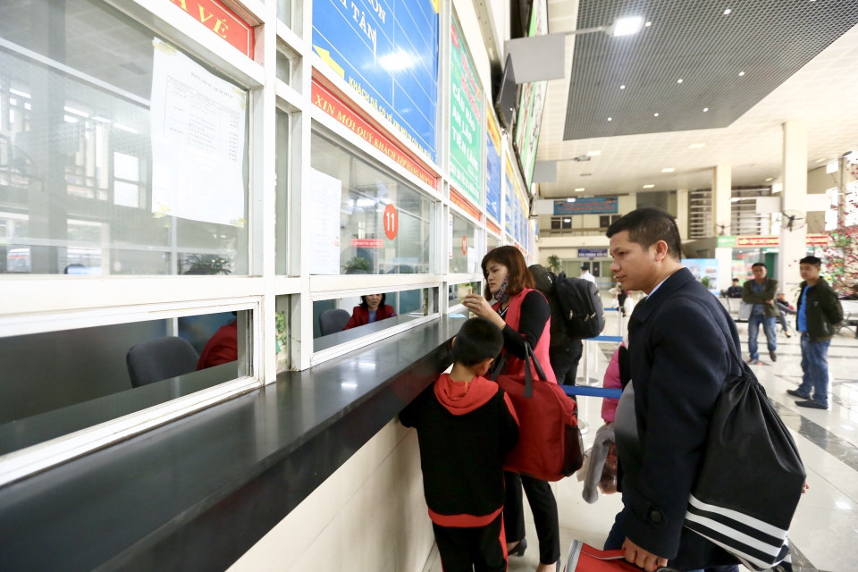 Người dân tấp nập rời Thủ đô về quê ăn Tết. (Ảnh: Minh Quyết/TTXVN)