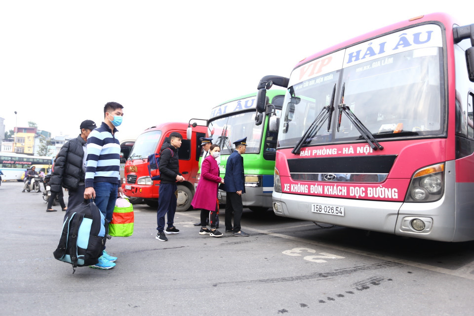 Người dân tấp nập rời Thủ đô về quê ăn Tết. (Ảnh: Minh Quyết/TTXVN)