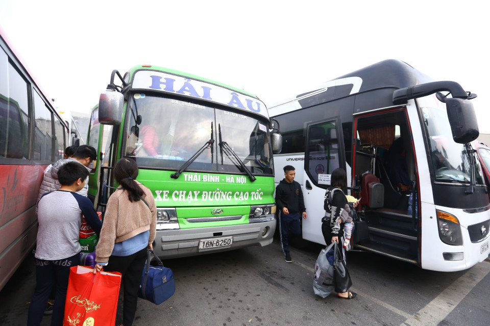 Người dân tấp nập rời Thủ đô về quê ăn Tết. (Ảnh: Minh Quyết/TTXVN)