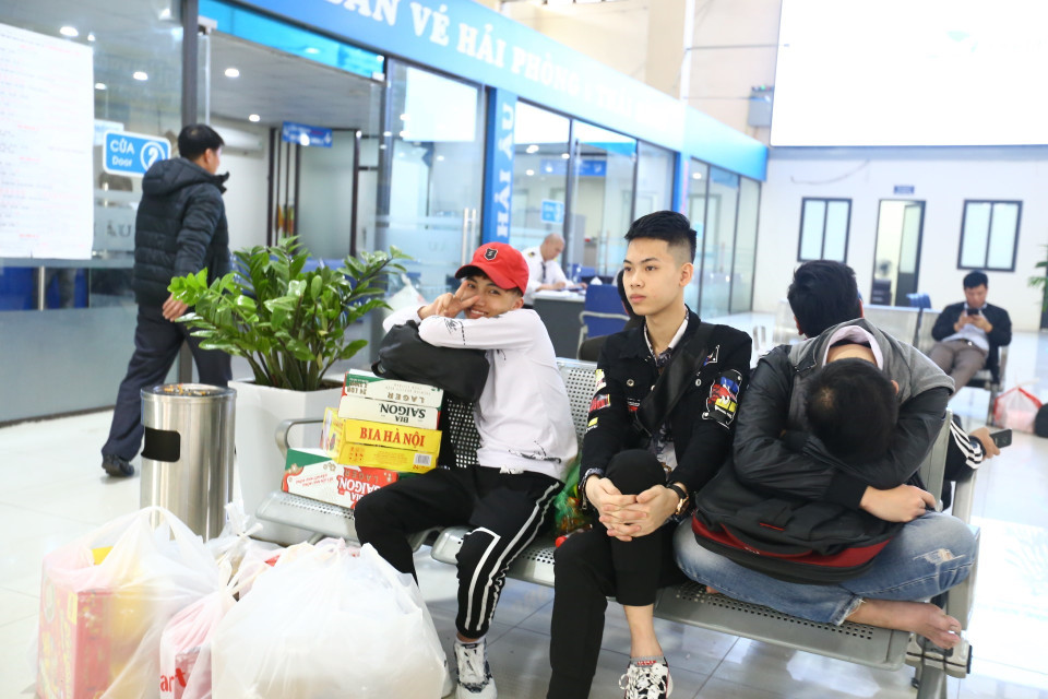 Người dân tấp nập rời Thủ đô về quê ăn Tết. (Ảnh: Minh Quyết/TTXVN)