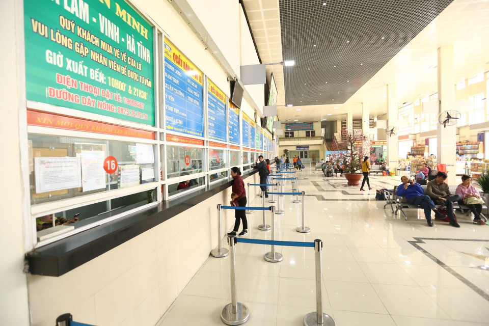 Người dân tấp nập rời Thủ đô về quê ăn Tết. (Ảnh: Minh Quyết/TTXVN)