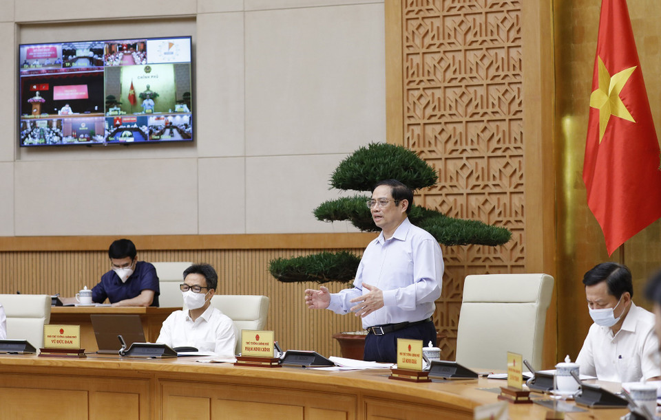 Thủ tướng Phạm Minh Chính chủ trì hội nghị trực tuyến sơ kết công tác phòng chống dịch COVID-19 tại các tỉnh, thành phố đang thực hiện giãn cách xã hội theo Chỉ thị số 16. (Ảnh: Dương Giang/TTXVN) 